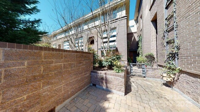 Building Photo - 420 Queens Rd