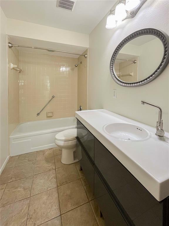 Building Photo - 5060 Village Garden Dr