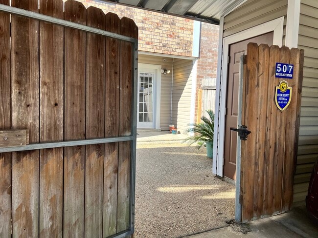 Building Photo - 6212 Stumberg Ln