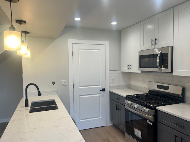 Building Photo - 1085 Cove Dr