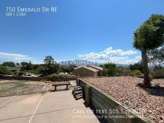 Building Photo - 750 Emerald Dr NE