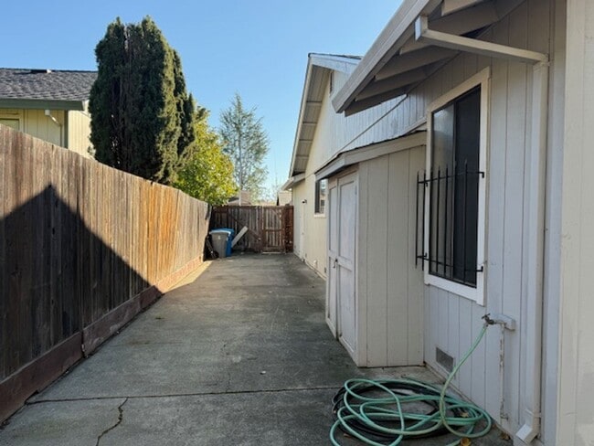 Building Photo - Single Level House - Rincon Valley - 3bd 2ba - 1788 Square Feet of Living Space