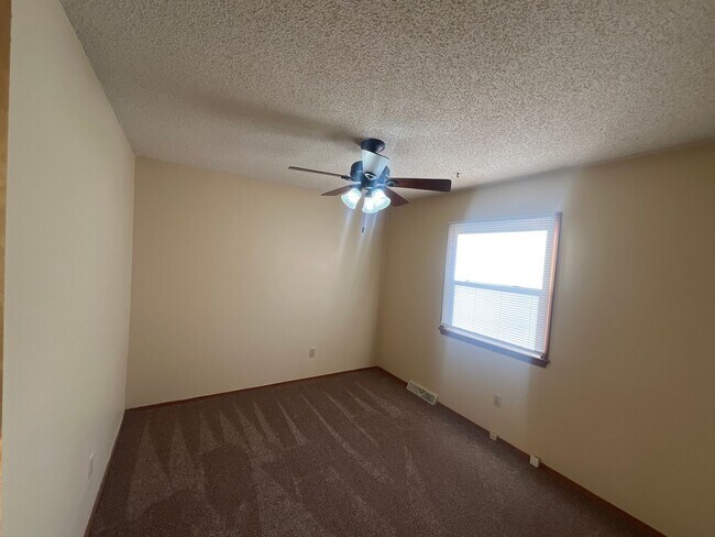 Building Photo - Warm & Inviting 3 Bed, 2 Bath