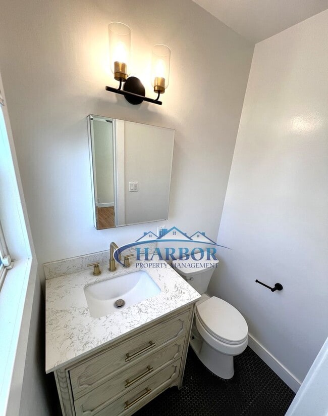 Building Photo - Spacious 3-Bedroom 1.5 Bath with a Large B...