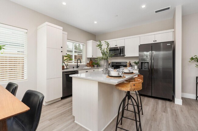 Building Photo - 2806 E Alluvial Ave