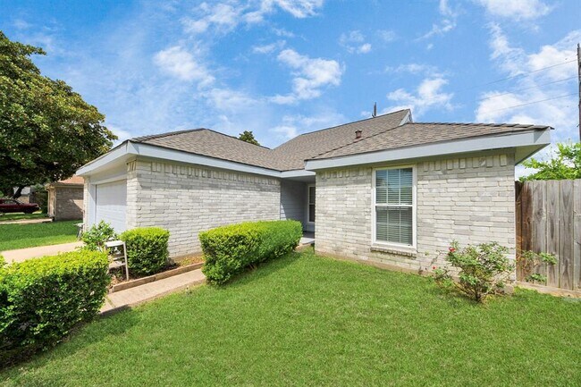 Building Photo - 2029 Highland Hills Dr