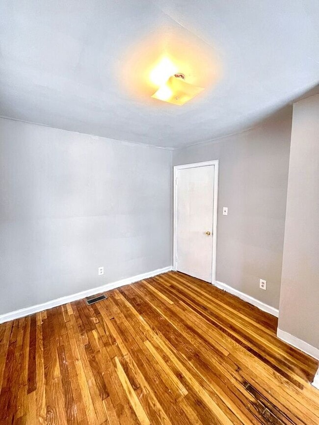 Building Photo - Charming 3-Bedroom Home in a Desirable Det...