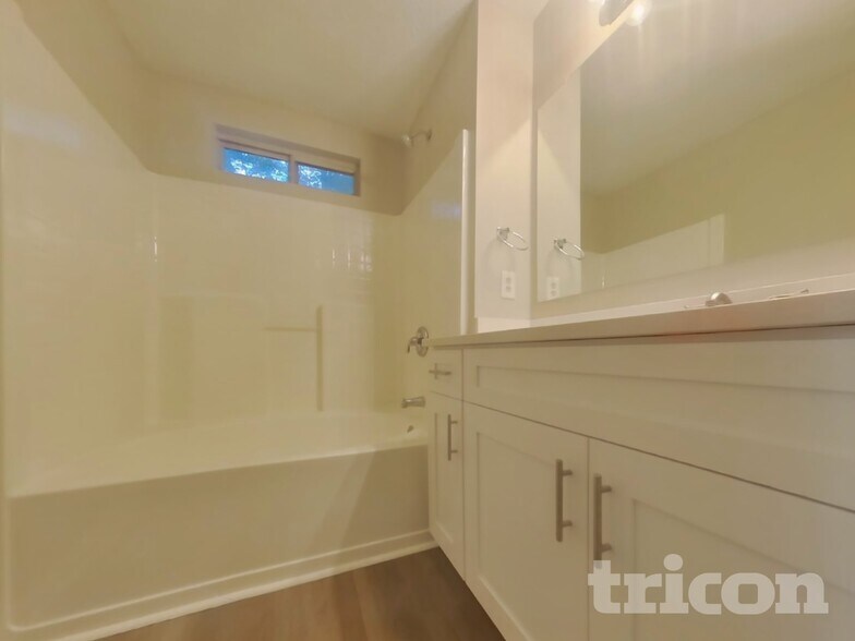 Building Photo - 3010 Lake Park Ct