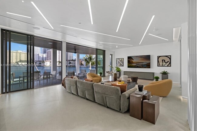 Building Photo - 501 Palm Dr