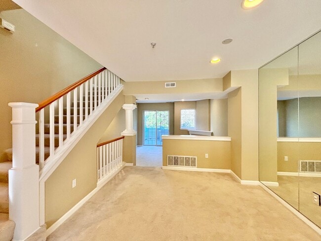 Building Photo - Beautiful 2bed townhome for rent in Bellevue