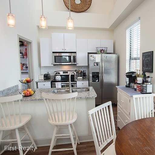 Building Photo - 1 br, 1 bath Room For Rent - 137 E. Glenn Ave