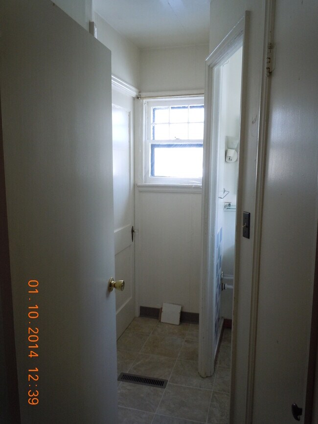 Building Photo - 219 13th Ave SE