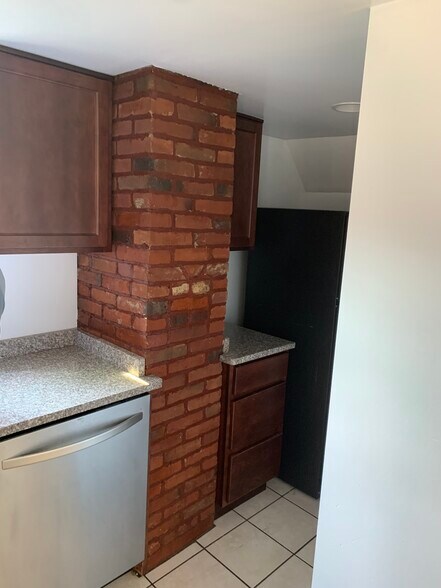 Building Photo - 102 Haldane St