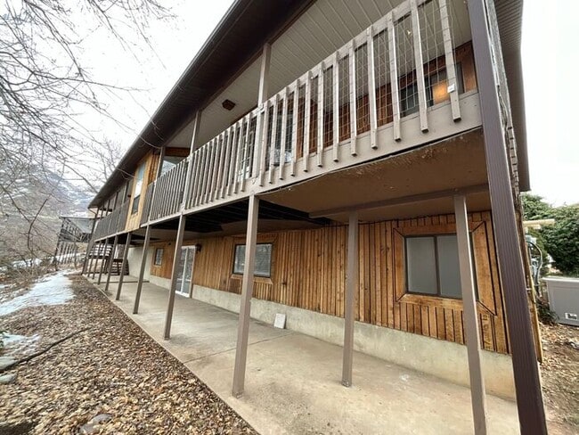 Building Photo - 5 bedroom 3 bath Home 2 car garage- Small dog friendly