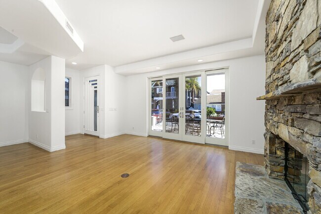 Building Photo - 119 Opal Ave