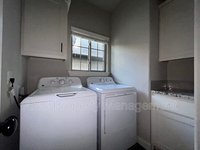 Building Photo - 3205 SW Hillstone Ave