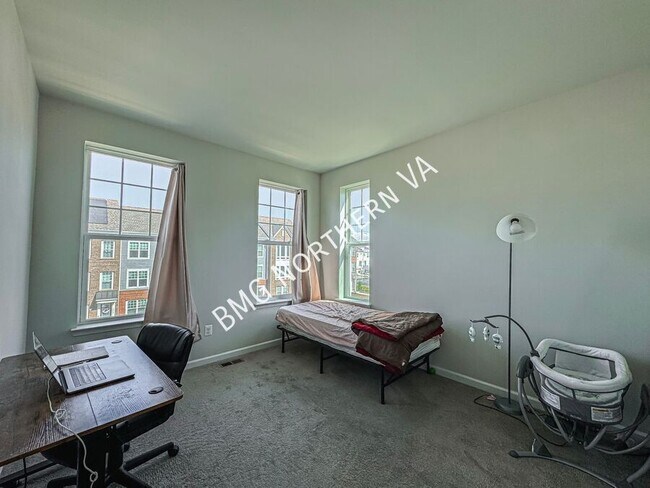 Building Photo - 42961 Running Creek Square