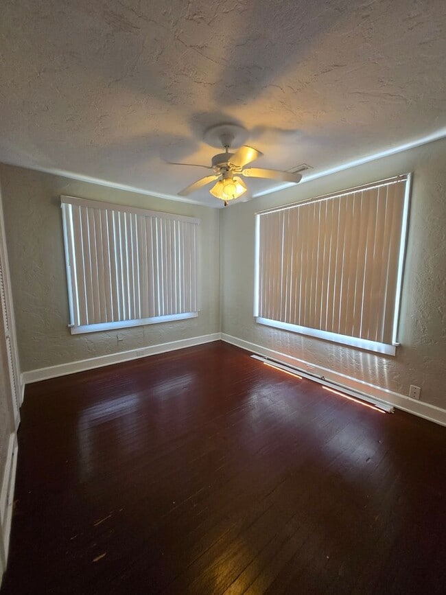 Building Photo - Charming 3 Bed / 2 Bath Home Just Minutes ...
