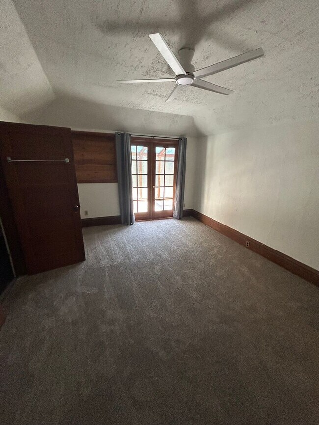 Building Photo - Historic 3 Bedroom, 1.5 Bath Home in Downt...