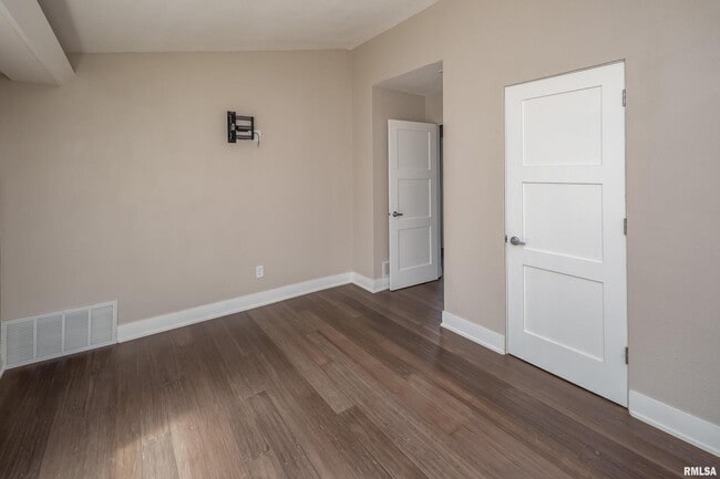 Building Photo - 4640 5th Ave