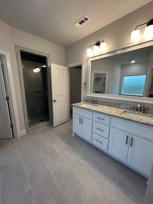 Building Photo - Beautiful Bentonville Home! 4 Bedrooms, 2....