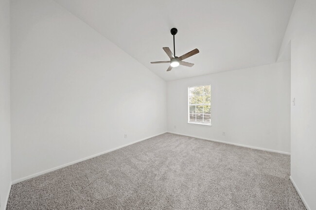 Building Photo - "Charming 3-Bed Townhouse Oasis with 2.5 B...