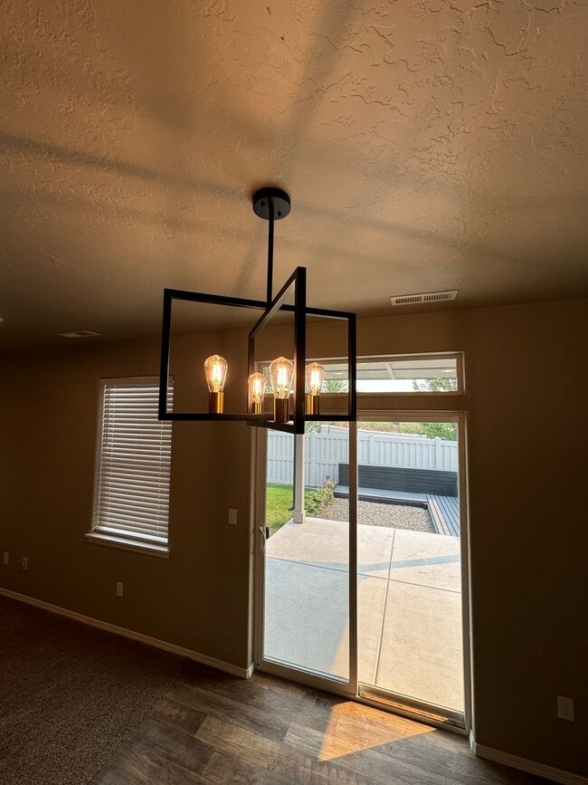 Building Photo - Charming 3-bedroom, 2-bathroom home locate...