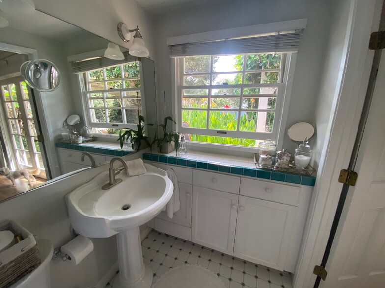 Master Bath - 138 Serafin St