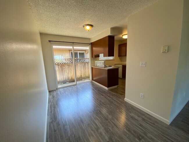 Building Photo - 924000