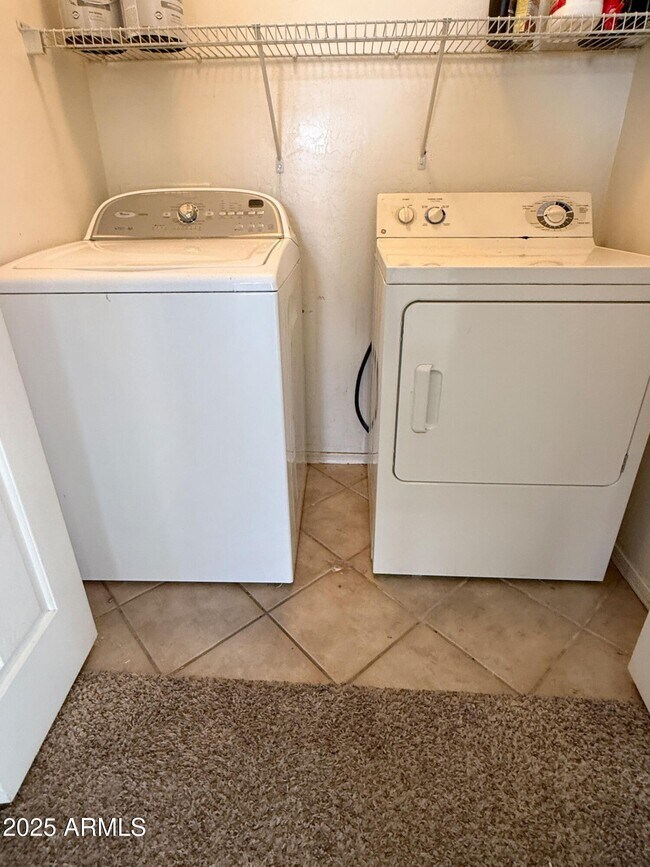 Building Photo - 11561 W Green Dr