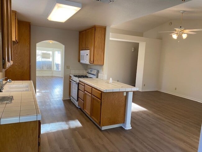 Building Photo - Woodcreek Oaks area 4 bedroom.