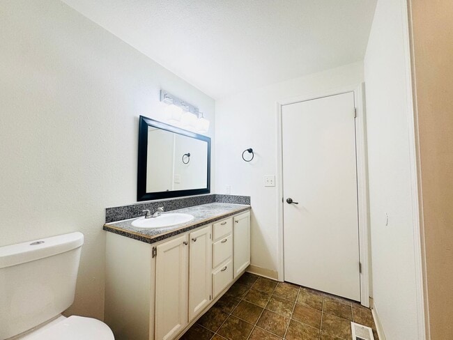 Building Photo - Desirable South East Boise Home for Rent -...