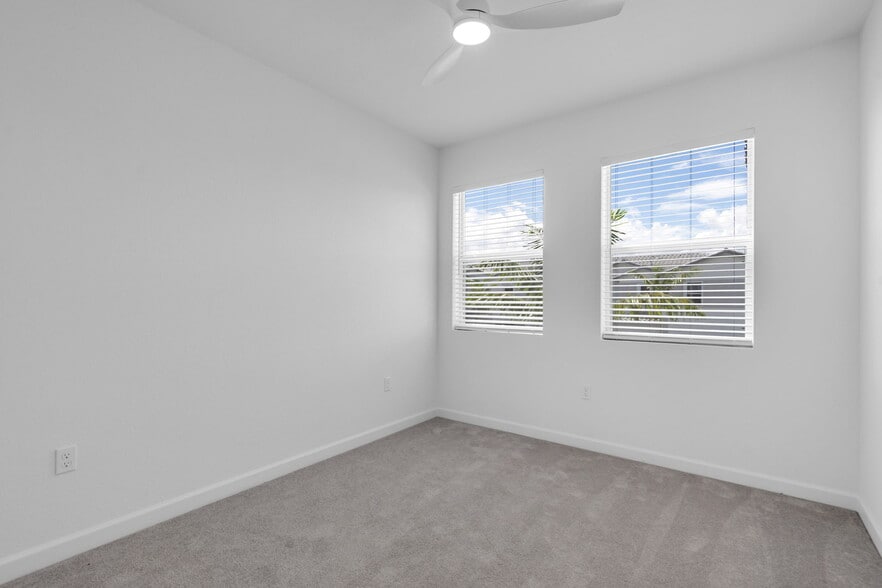 Building Photo - 105 SW 184th Pl