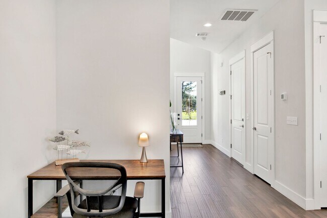 Building Photo - 3 bed East Hill Townhome