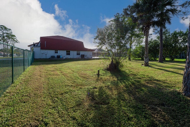 Building Photo - 1250 SW San Antonio Ave