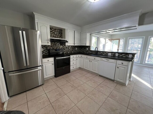 Building Photo - Wonderful 3 Bedroom Split Level Home In Sa...