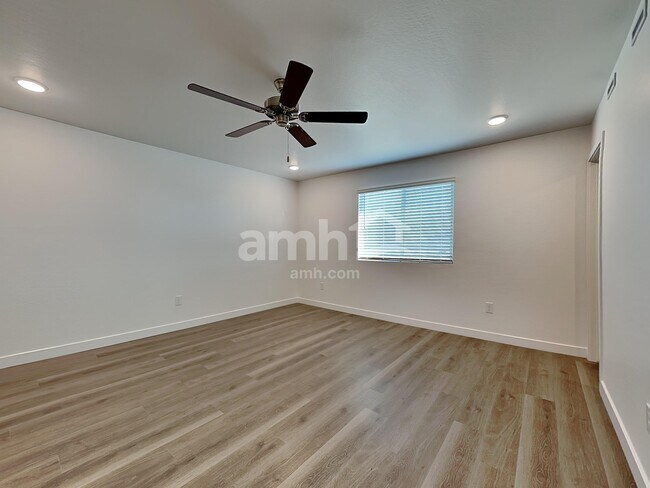 Building Photo - 9726 W Tamarisk Ave