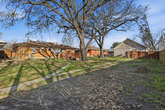 Building Photo - 106 N 9th St