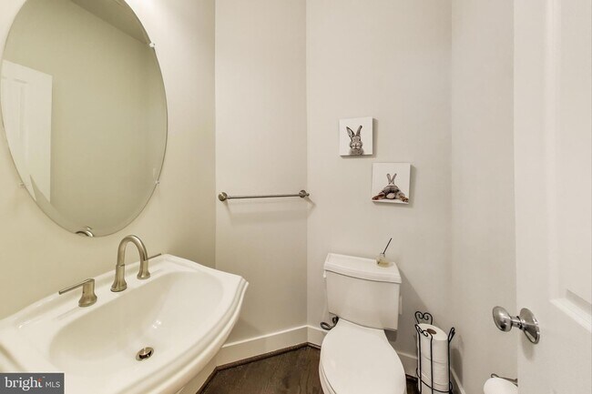 Building Photo - 5004 Oakmoore Dr