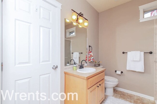 Building Photo - Stunning 4 Bed, 3 Bath Home in Gated 5-Mil...