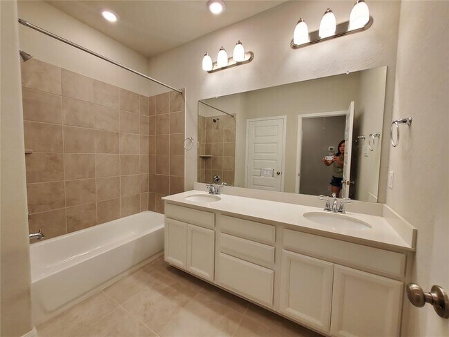 Building Photo - 1526 Beach Oak Dr