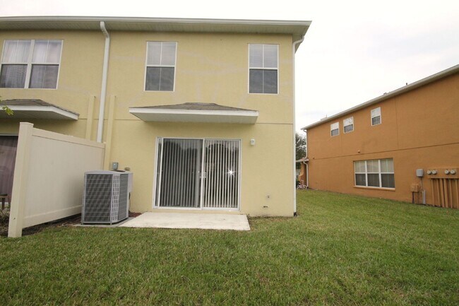 Building Photo - SPACIOUS 3 BED/ 2.5 BATH 2 STORY END UNIT ...