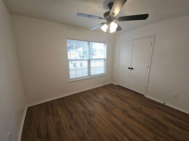 Building Photo - Move in Special!