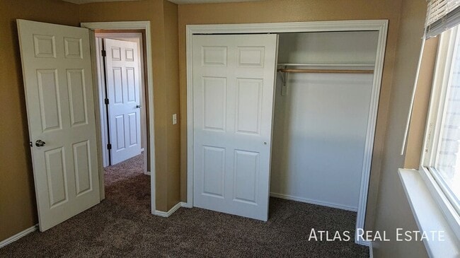 Building Photo - 910 Bishop Ct