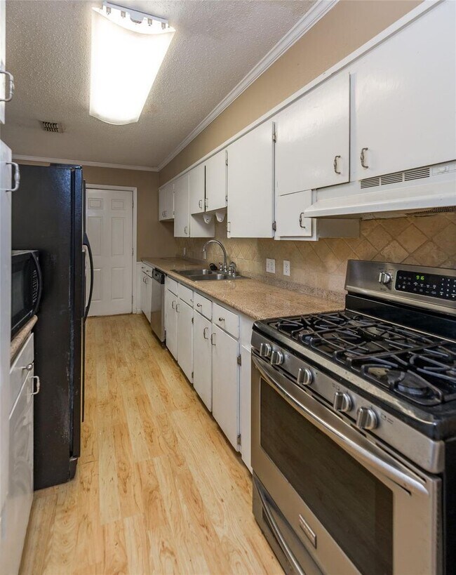 Building Photo - 3217 Thunderbird Ln