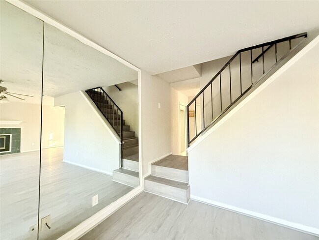 Building Photo - 12715 Middlesbrough Ln