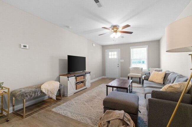 Building Photo - 3 Bedroom 2 1/2 Bath Pet Friendly Home For Rent!