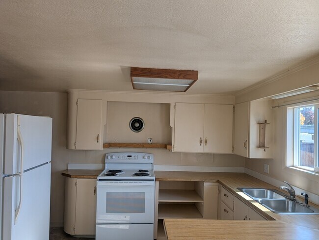 Building Photo - 133 NE Main St