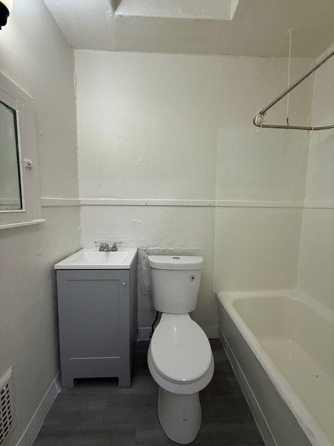 Building Photo - Charming 2-Bedroom Townhome in Lincoln-Lar...