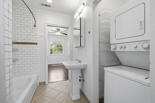 Building Photo - 585 W Calaveras St